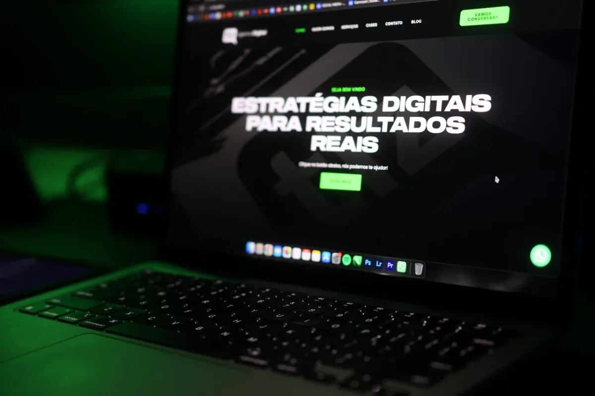 Notebook mostrando o site da TLZ Agência Digital